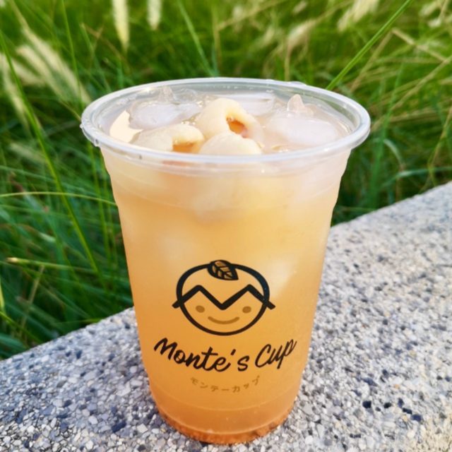 ชาลิ้นจี่เย็นใส่เนื้อลิ้นจี่ลูกโต ในแก้วใสมีโลโก้ Monte’s Cup