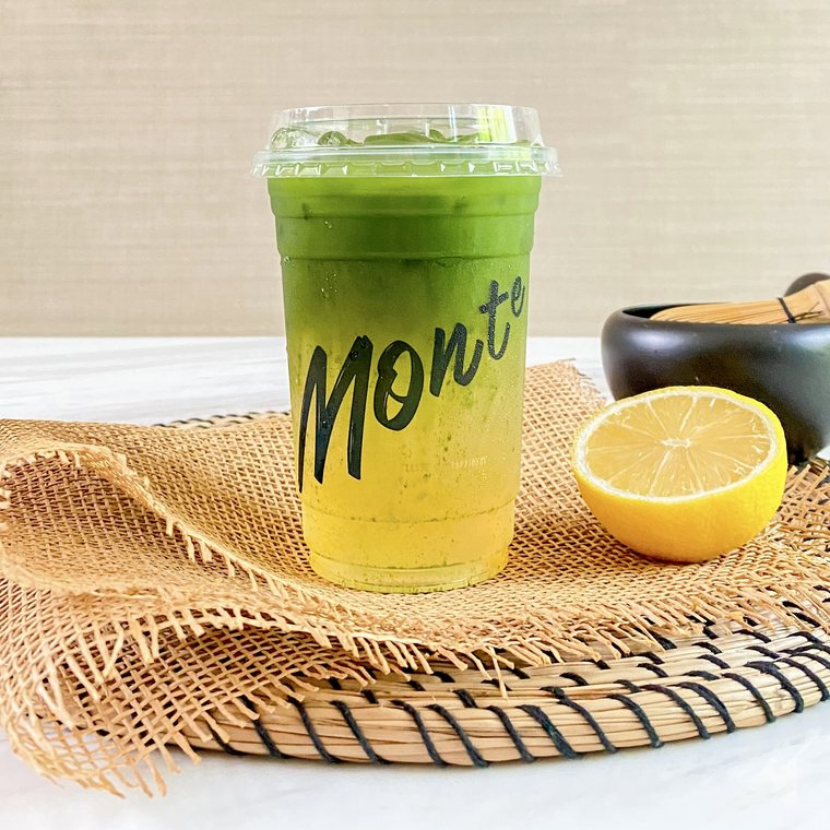 Fresh Lemon Matcha ของ Monte’s Cup มัทฉะเขียวไล่ลงชั้นน้ำเลมอน วางบนจานสานข้างเลมอนผ่าซีกและถ้วยชาเซ็น