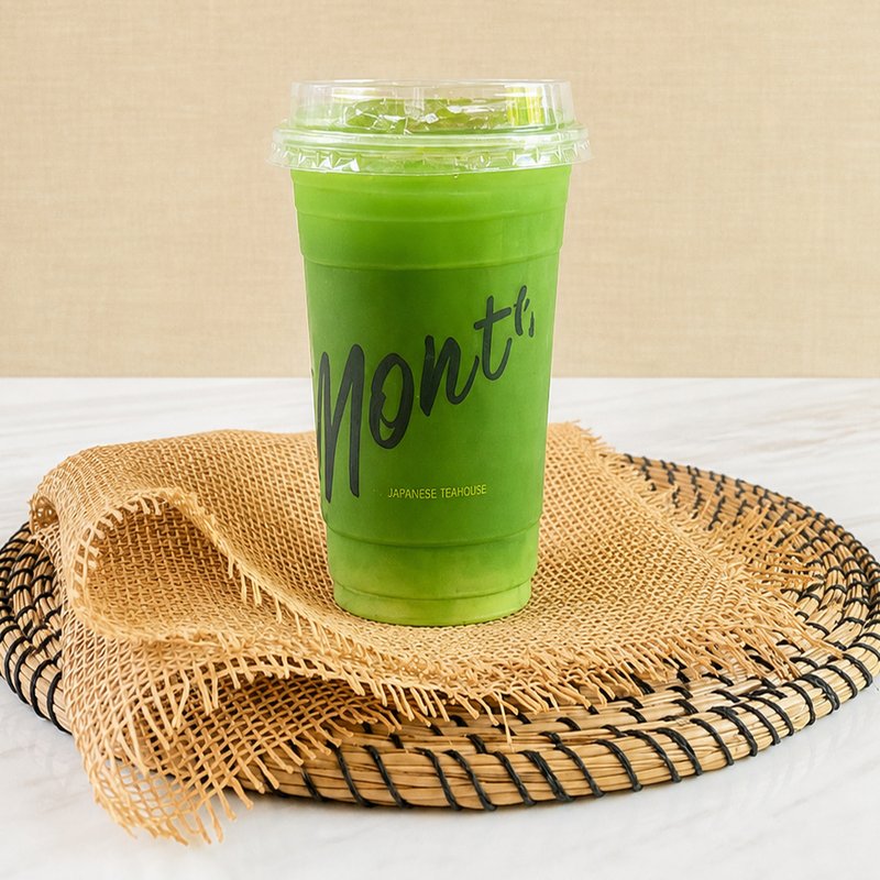 Clear Matcha มัทฉะเขียวเข้มทั้งแก้ว ในแก้ว Monte’s Cup วางบนจานสาน